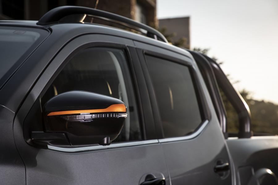 Детали экстерьера Nissan Navara Stealth Double Cab (D23) 2019 года  (ZA) (фото 12 из 32)